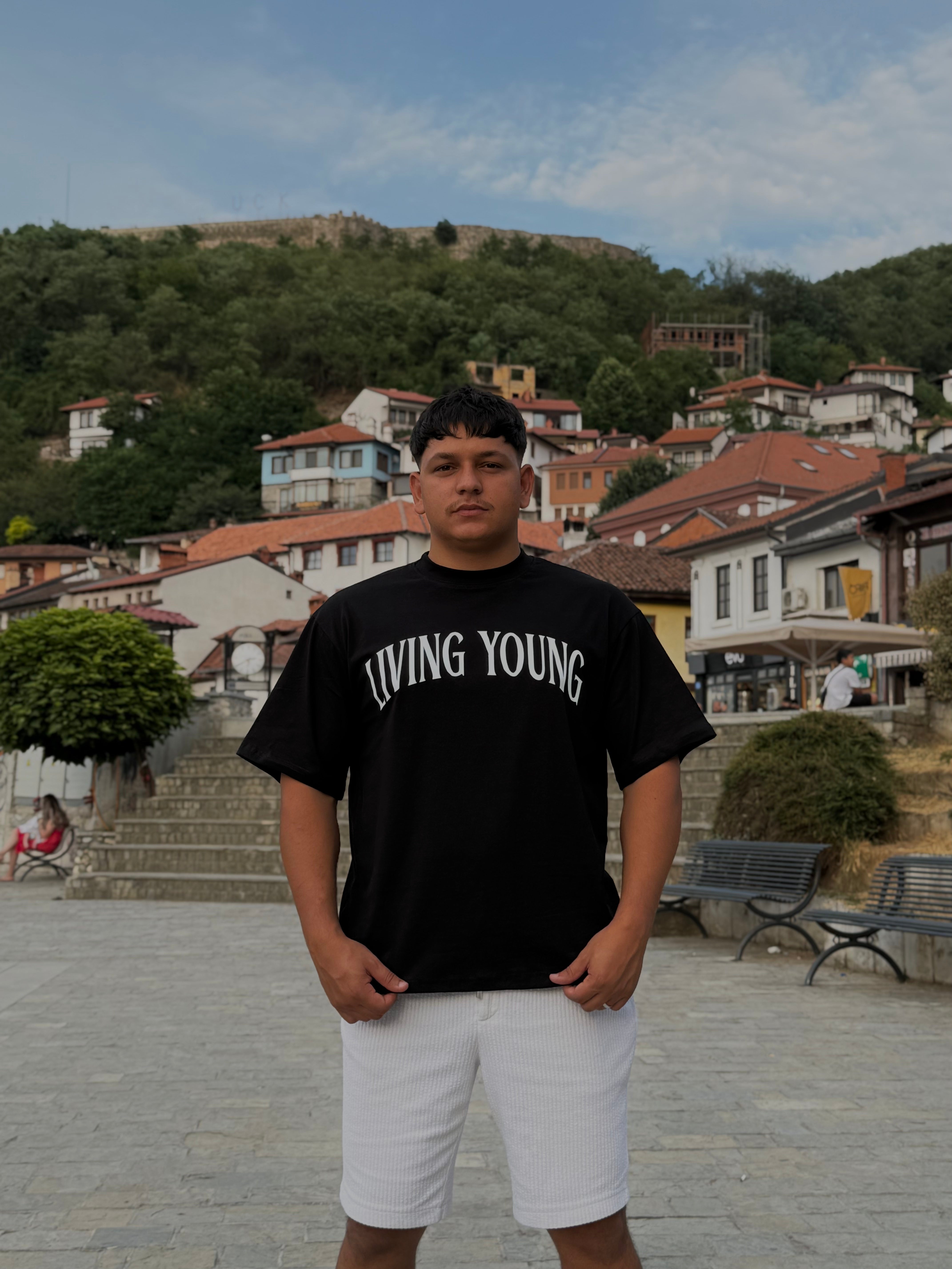 LIVING YOUNG Oversized T-Shirt – Black